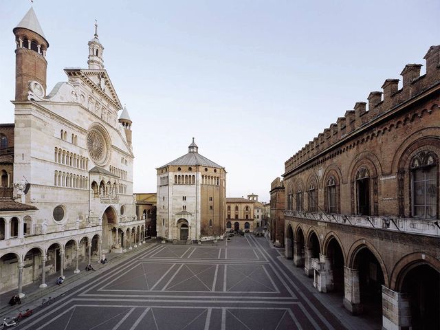 Piazza del Comune a Cremona con la Cattedrale, il Battistero e la Loggia dei Militi