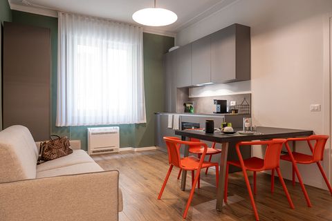 Soggiorno dell'Appartamento Duomo con divano, cucina a vista e tavolo da pranzo